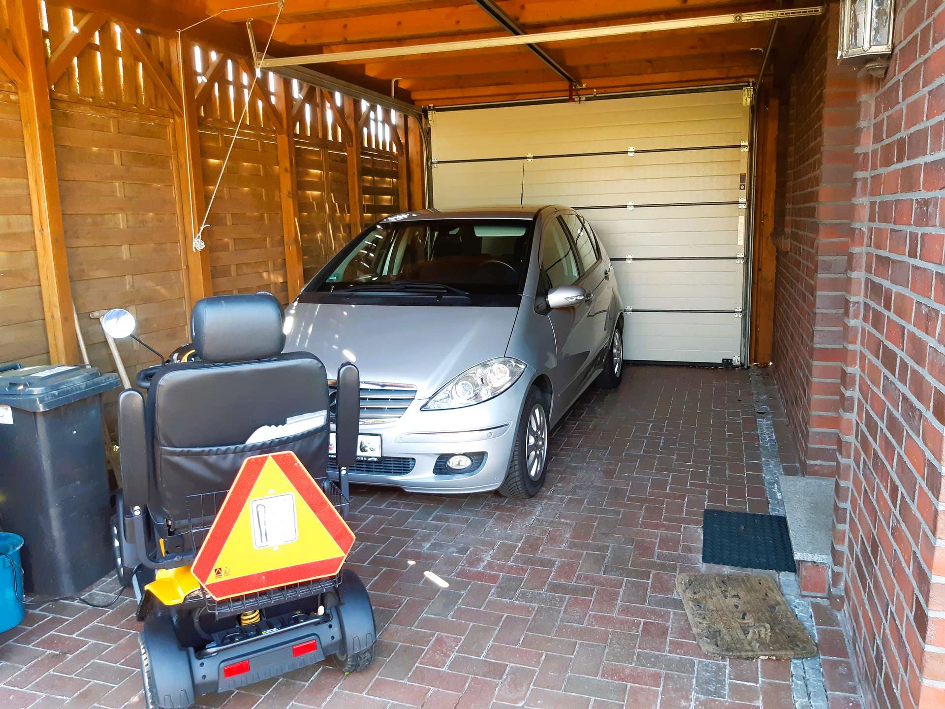 viel Platz in der großen Carport-Garage