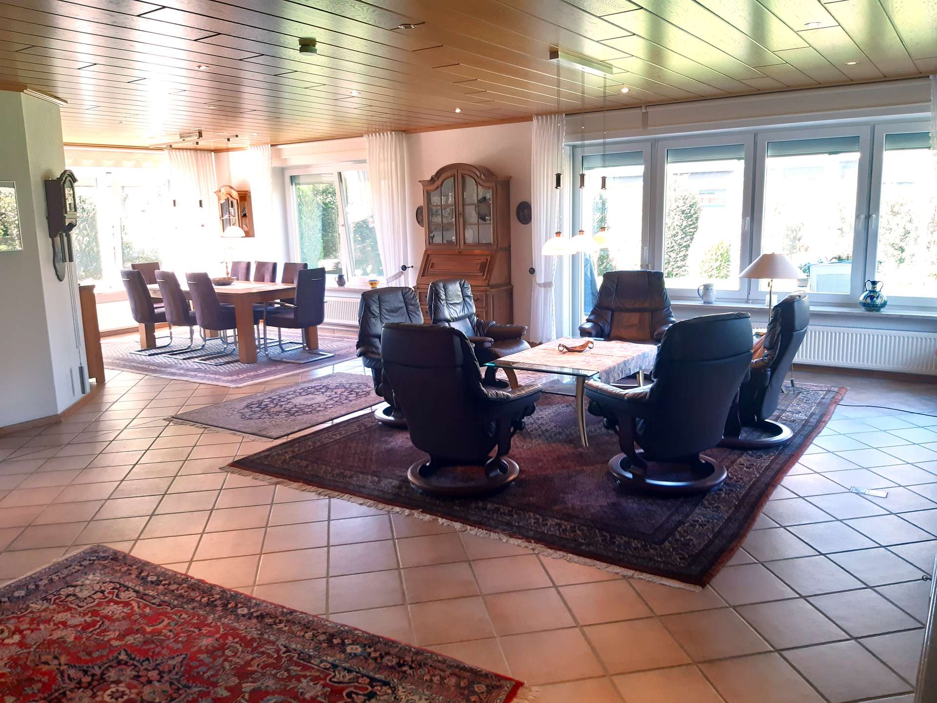 großes Wohn- und Esszimmer
