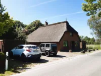 mit 2 Garargen und viel Platz für Fahrzeuge