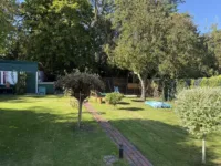 Garten mit Gartenlaube