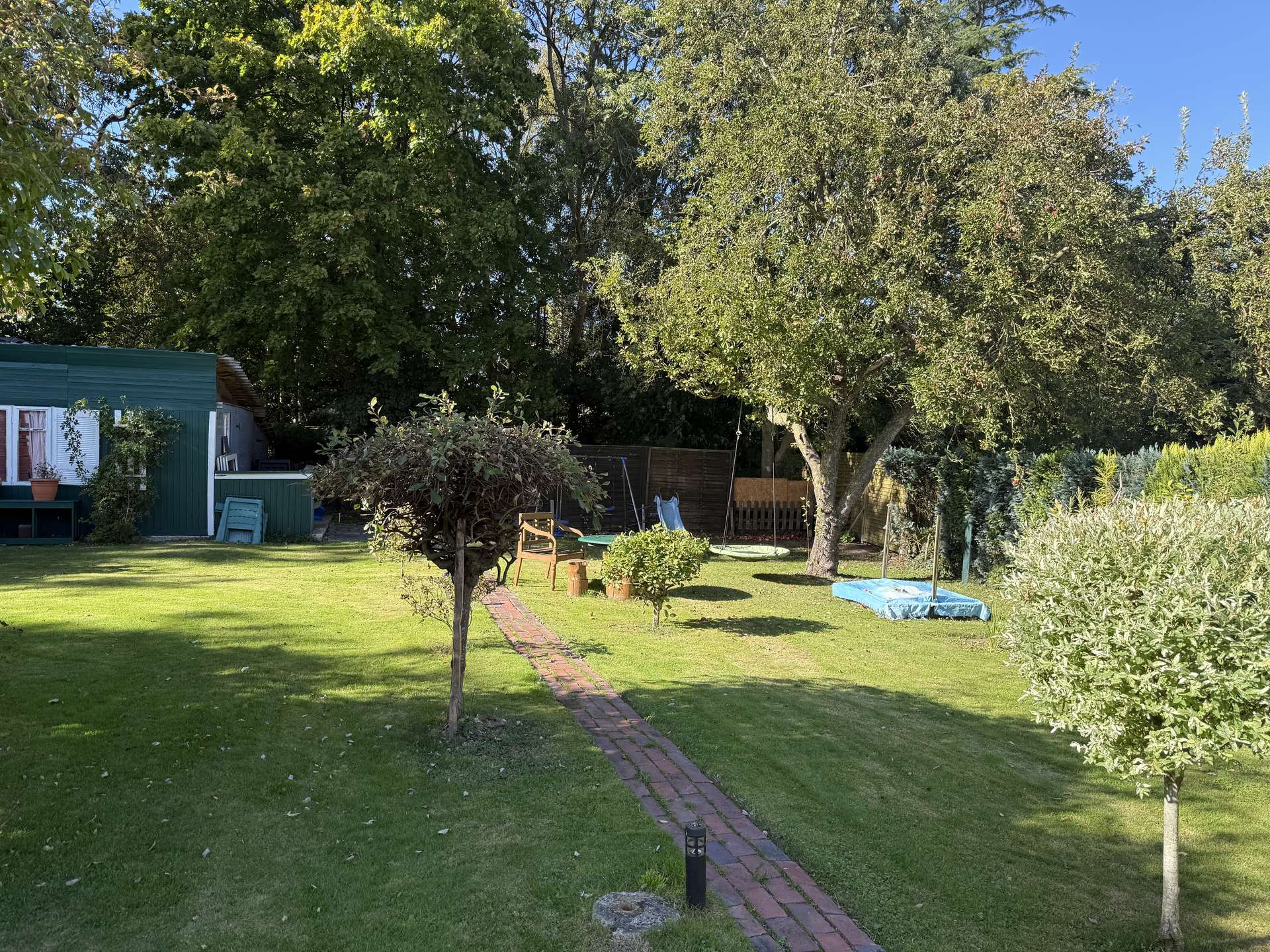 Garten mit Gartenlaube