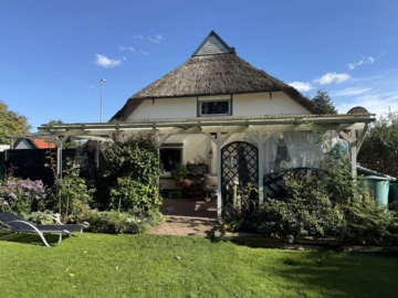 Charmantes Reetdachhaus mit großem Grundstück und modernisierten Innenbereich, 26954 Nordenham, Haus