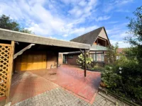 Vorderansicht mit Carport
