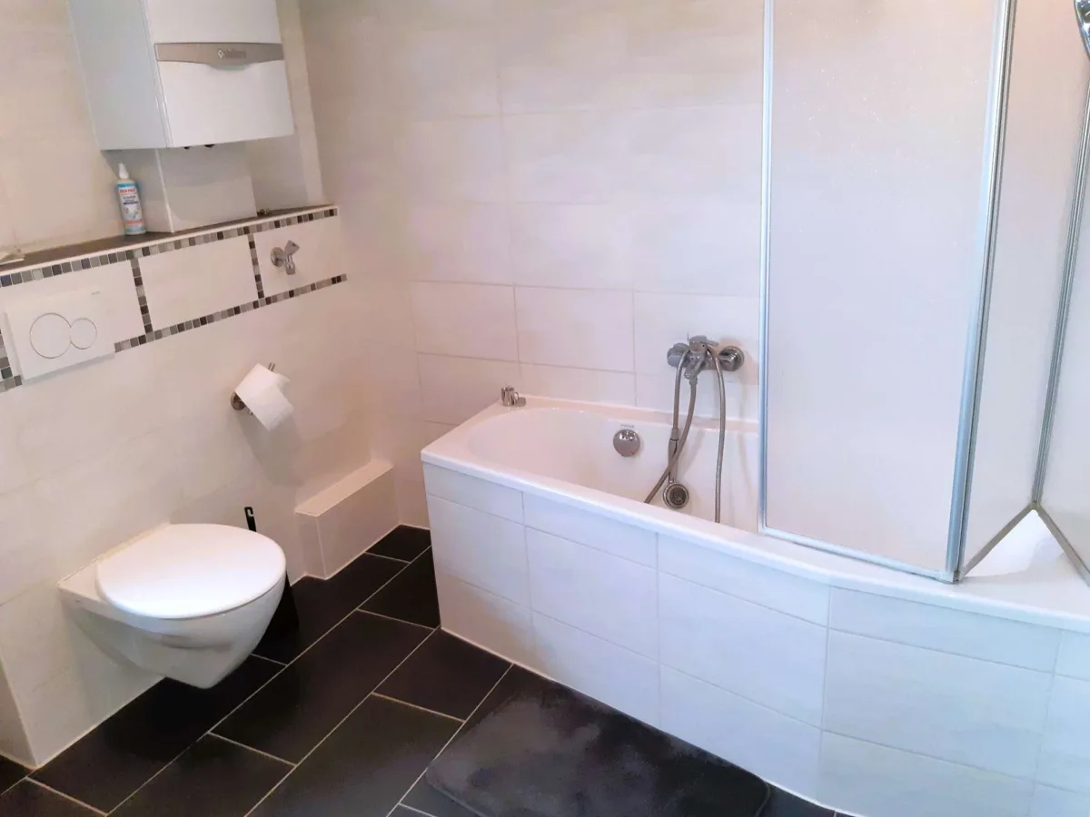 Badewanne mit Duschaufsatz