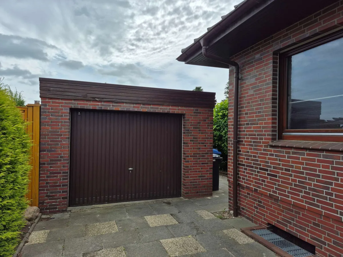 Auffahrt mit Garage