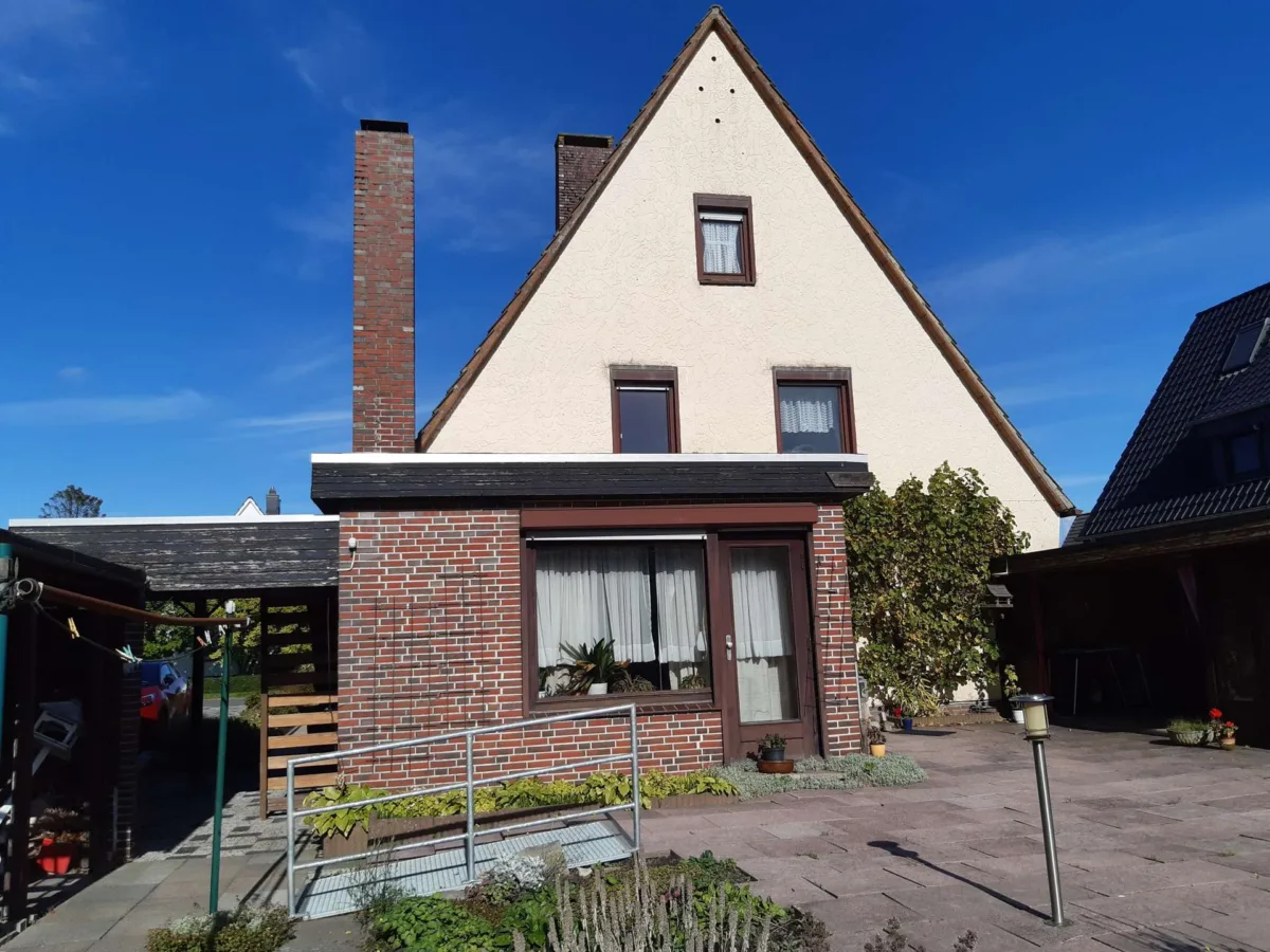 Rückansicht mit großer Terrasse