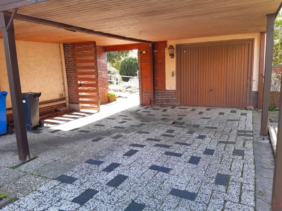 Garage als Werkstatt und großes Carport