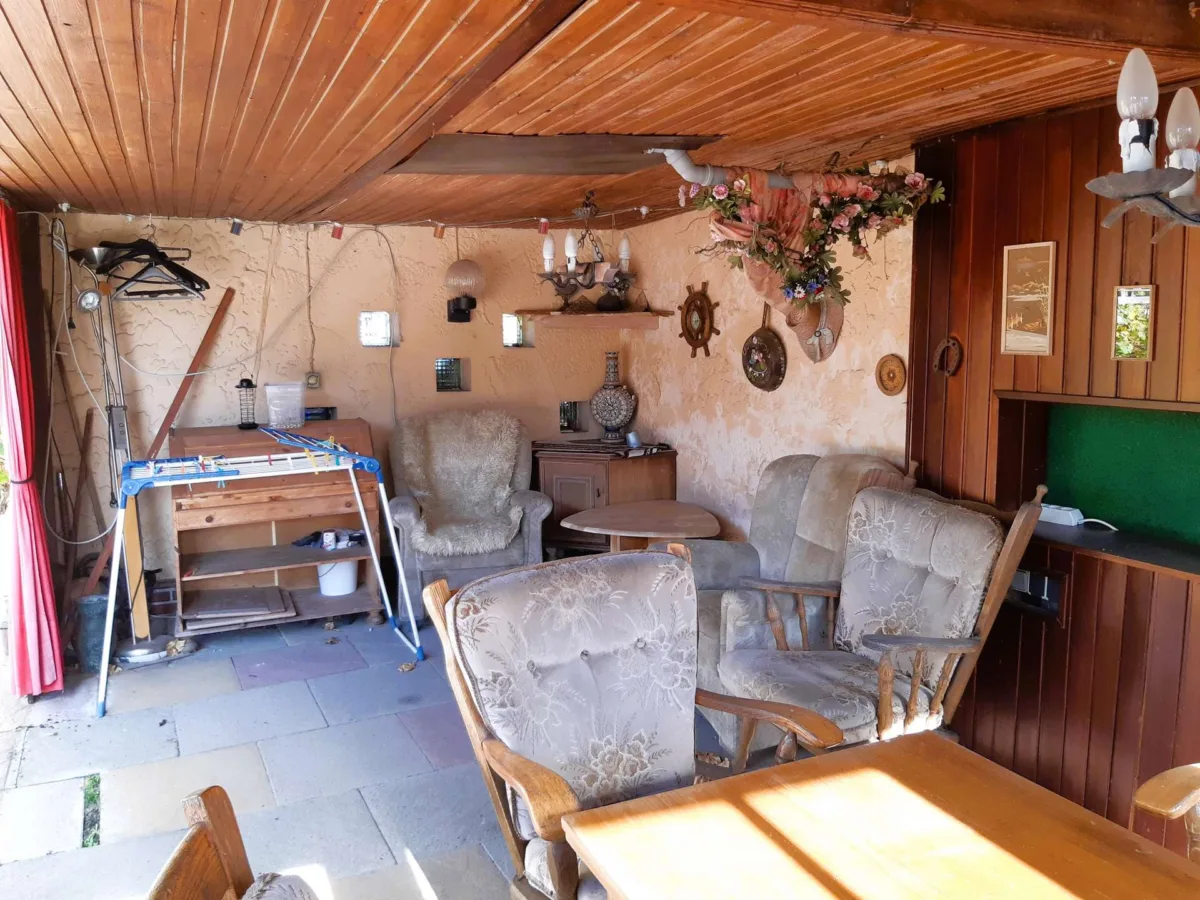 große, überdachte Terrasse im Garten