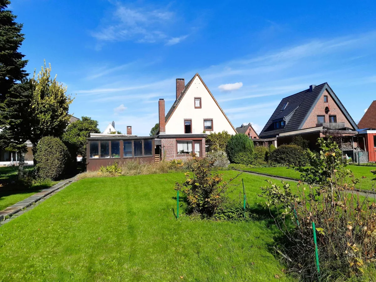 Rückansicht mit Schuppen und Garten