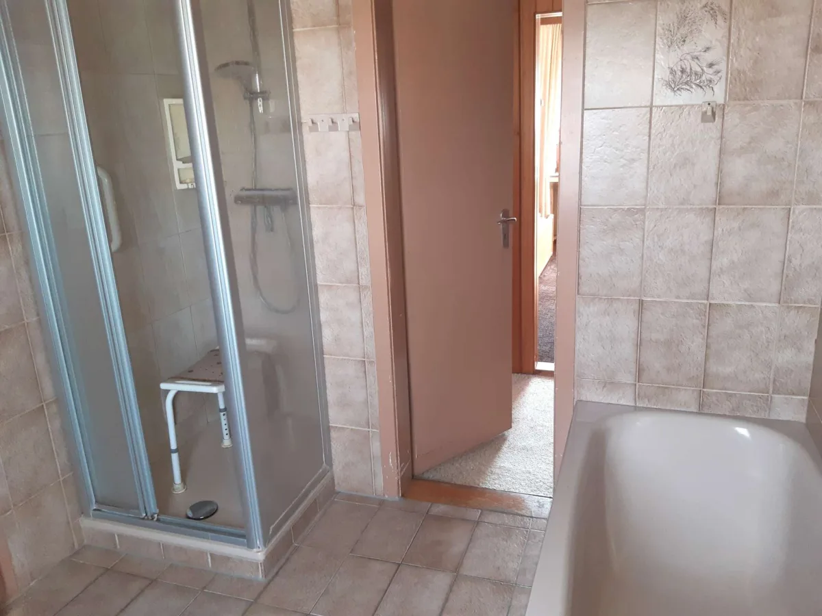 Bad im OG mit Wanne und Dusche, Bild 2