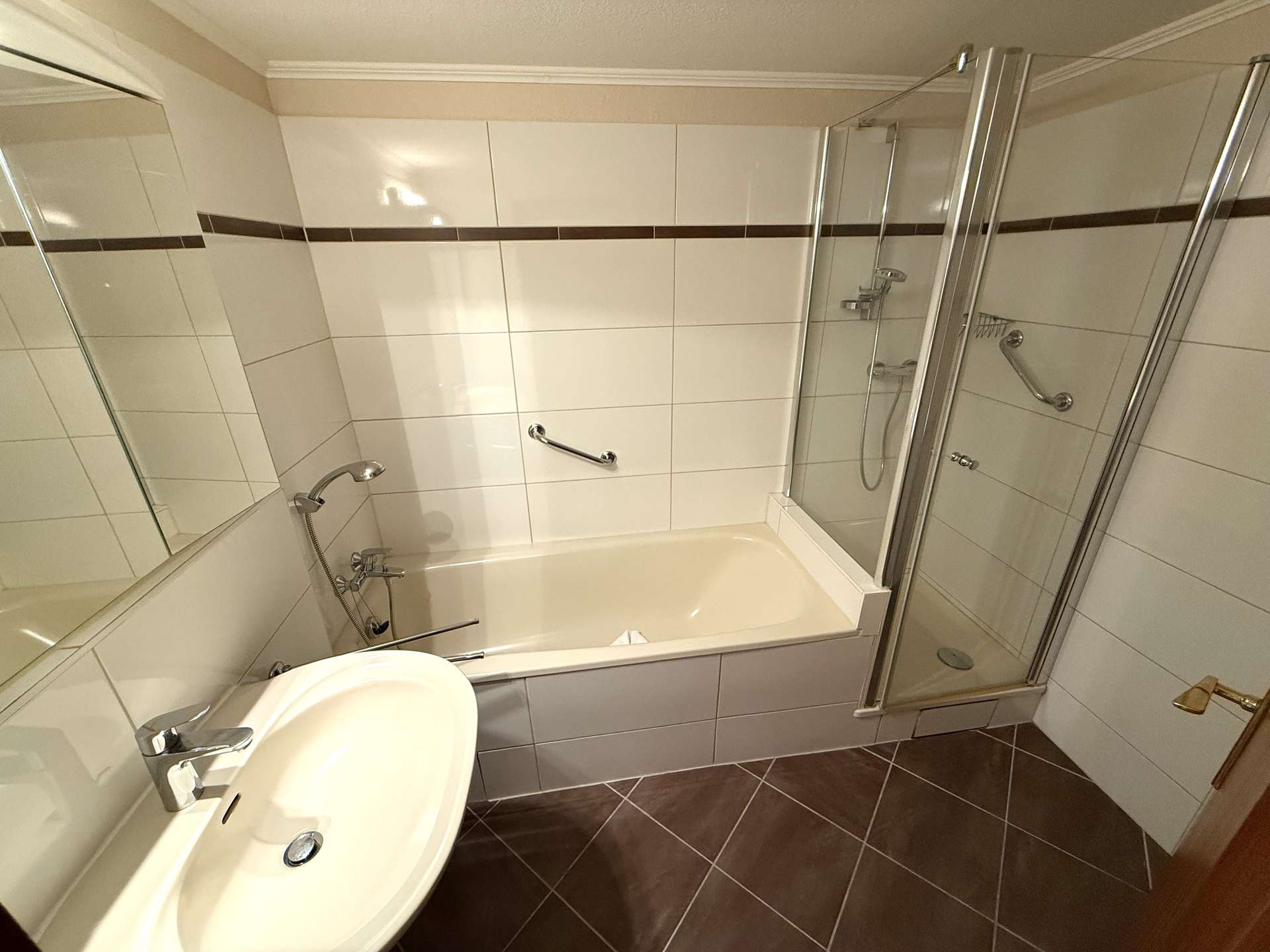 Bad mit Dusche und Wanne