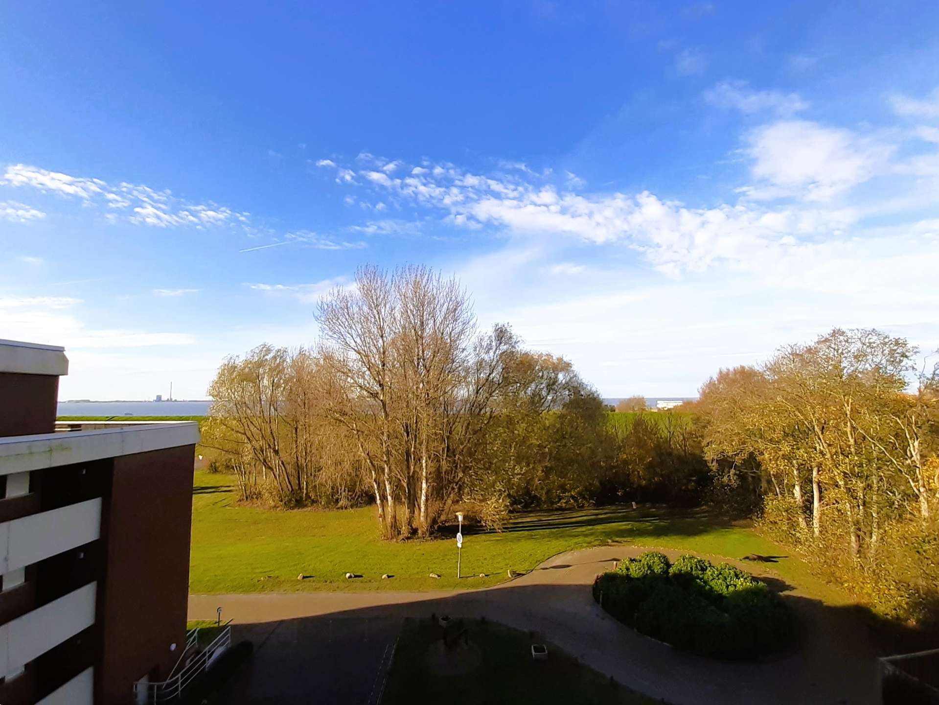 mit Blick übers Wasser bis nach Wilhelmshaven